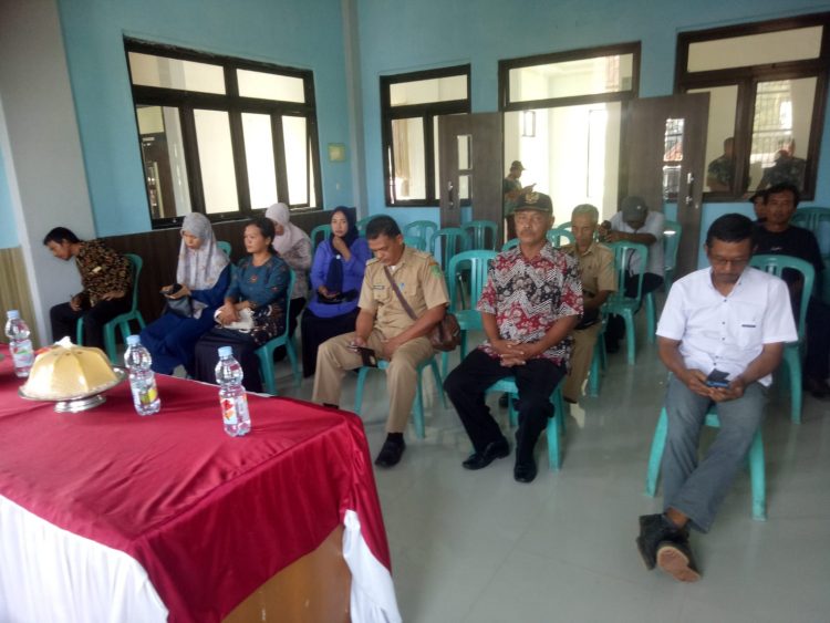 Sebelas Aparat Desa Tawakua Melakukan Aksi Mogok Kerja