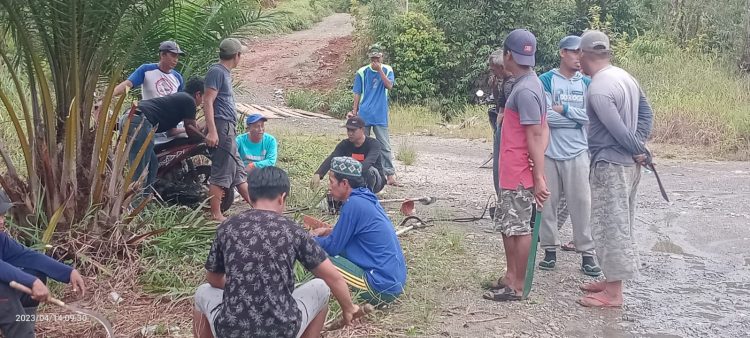 Menjelang Hari Raya Idul Fitri, Pemdes Atue Melakukan Gotong Royong Bersama Warga